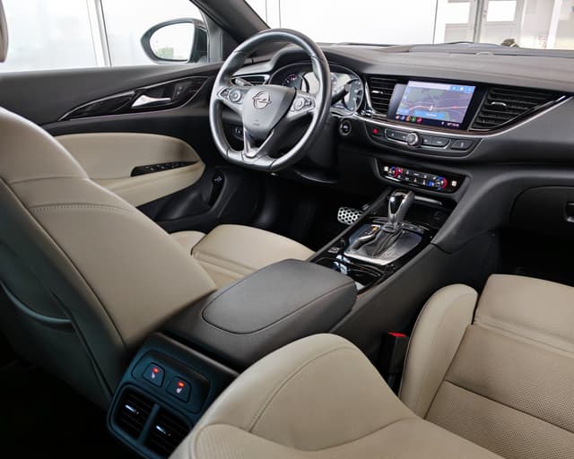 Opel Insignia ST 2.0 CDTi Ultimate 4×4 9/31