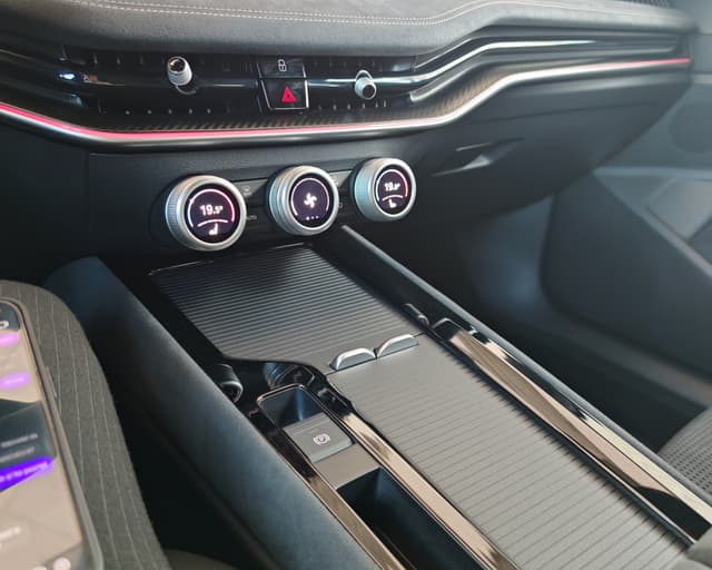 Škoda Superb Combi Sportline 2.0 TDI 110KW 2025 21/30