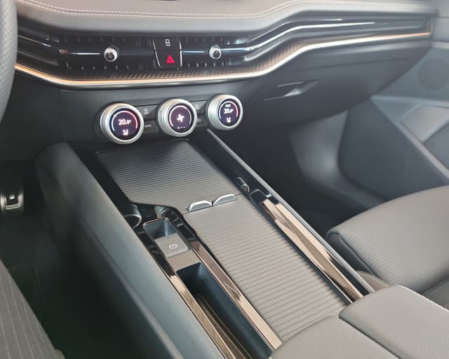 Škoda Superb Sportline 2.0 TDI 142kW 4x4 21/33