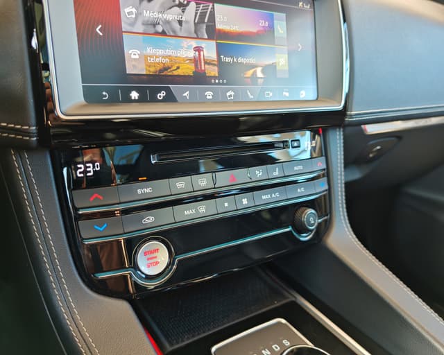 Jaguar F-Pace 3.0 V6P 380k S AWD A/T 16/33